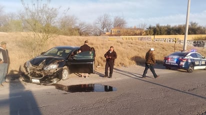 Accidente: Los socorristas brindaron atención prehospitalaria a la conductora.