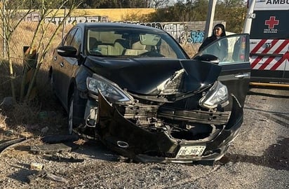 Accidente: Los socorristas brindaron atención prehospitalaria a la conductora.