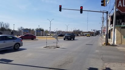 Continúa letrero de precaución en medio de la calle Progreso