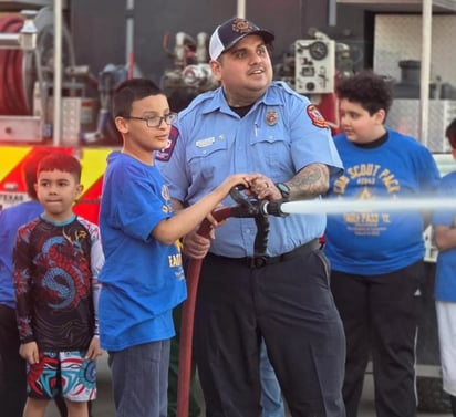 Niños visitan la estación de bomberos de Eagle Pass