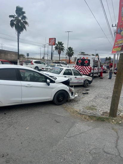 Accidente: Socorristas de Cruz Roja le brindaron los primeros auxilios.