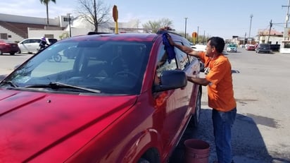 El hombre que se gana la vida lavando carros: Un trabajo que refleja “Esfuerzo y superación'