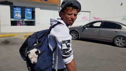 Migrante sobrevive junto a su fiel amigo en las calles de Piedras Negras