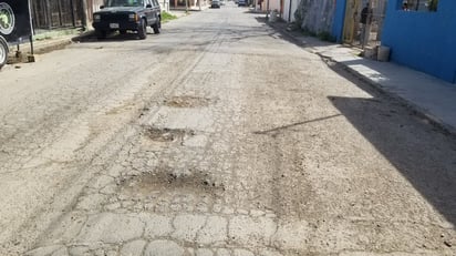 Baches y topes mal ubicados una mala combinación sobre la calle Puebla