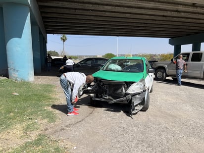 Accidente : El choque involucró un Nissan Versa, utilizado como taxi de la línea Del Bravo, y un Chrysler Sebring negro.