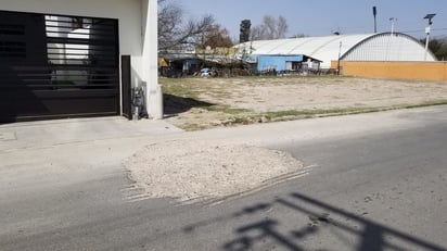 Mega bache en calle Zaragoza causa retrasos en el centro de Piedras Negras: Un mega bache en la calle Zaragoza, entre Colón y Bravo, genera retrasos y daños vehiculares en el centro de Piedras Negras. 