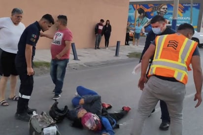 Accidente: Un accidente entre un auto y una moto en Piedras Negras dejó a una mujer y un menor lesionados.