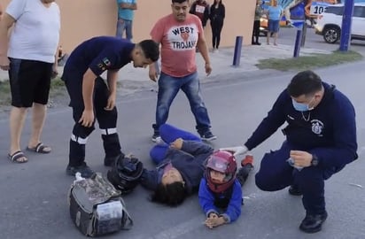 Accidente: Un accidente entre un auto y una moto en Piedras Negras dejó a una mujer y un menor lesionados.