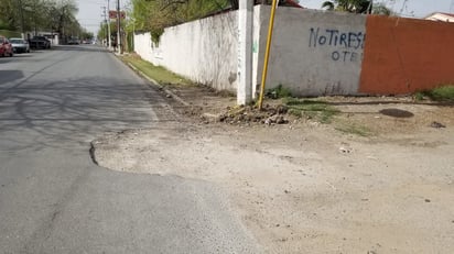 Bache en avenida Román Cepeda afecta tránsito en Piedras Negras: Un bache de gran tamaño en la avenida Román Cepeda, colonia Ugarte, está causando problemas a los conductores 