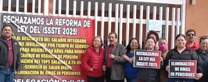 Maestros del CBTIS 34 protestan contra reforma a la ley del ISSSTE: Un grupo de maestros del CBTIS 34 se manifestó pacíficamente contra la reforma a la ley del ISSSTE.