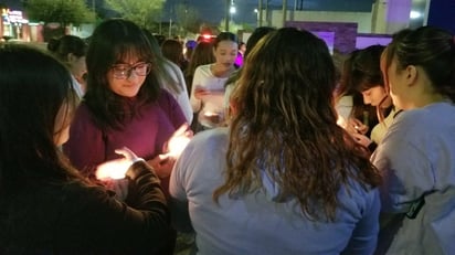 Manos por la igualdad': El emotivo acto de jóvenes en Piedras Negras: Jóvenes estudiantes de la UA de C realizaron una acción simbólica pintando manos y encendiendo veladoras para exigir igualdad.