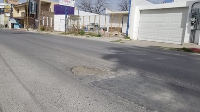 Bache en calle Abasolo de Piedras Negras afecta a conductores y turistas: Un bache en la calle Abasolo, entre Anáhuac y Victoria, está generando problemas para conductores y turistas en la zona centro. 