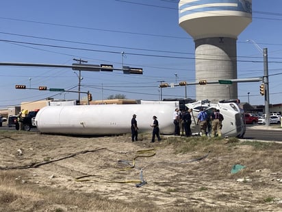 Accidente de pipa cargada con gasolina cierra calles en Eagle Pass: Una pipa cargada con gasolina volcó en el Bulevar Veteranos de Eagle Pass, provocando el cierre de calles