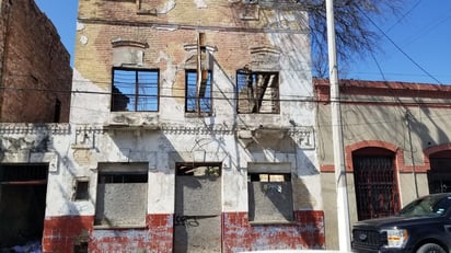 Edificio histórico en ruinas: Antiguo Hotel Modelo a punto de colapsar: El antiguo Hotel Modelo, ubicado sobre la calle Zaragoza, se encuentra en un estado de abandono y deterioro avanzado