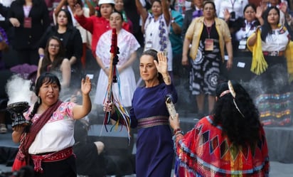 Mujeres indígenas entregan Bastón de Mando a Sheinbaum en Palacio Nacional