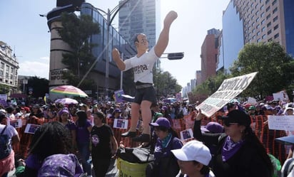 Mujeres protestan con piñata de Cuauhtémoc Blanco en el Día Internacional de la Mujer