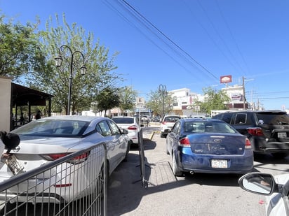 Continúa el problema de estacionamiento en doble fila en el centro de Monclova