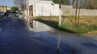 Mega fuga de agua deja sin servicio a cinco colonias en Piedras Negras: Una ruptura en una tubería de ocho pulgadas sobre la calle Colón en Piedras Negras dejó sin agua a cinco colonias