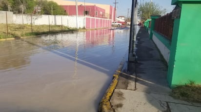 Mega fuga de agua deja sin servicio a cinco colonias en Piedras Negras: Una ruptura en una tubería de ocho pulgadas sobre la calle Colón en Piedras Negras dejó sin agua a cinco colonias