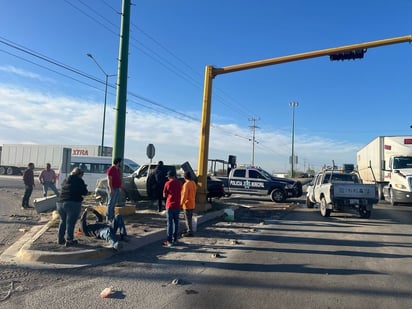 Accidente: El percance ocurrió cuando un conductor intentó incorporarse al bulevar Venustiano Carranza sin respetar la luz del semáforo.