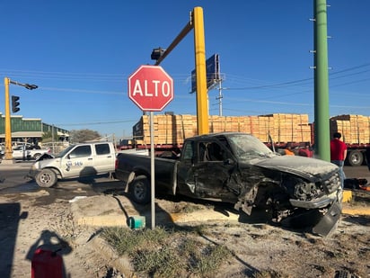 Accidente: El percance ocurrió cuando un conductor intentó incorporarse al bulevar Venustiano Carranza sin respetar la luz del semáforo.