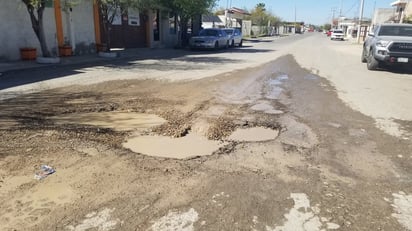 Mega baches en la Lázaro Cárdenas complican vialidad en Piedras Negras: En la concurrida avenida Los Maestros, en el sector Lázaro Cárdenas, las fugas de agua han provocado la formación de baches. 