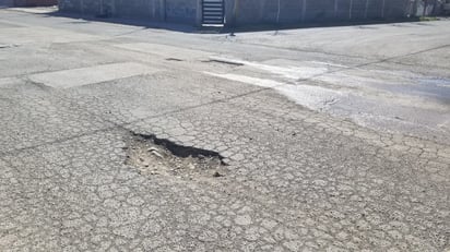 Mega baches en la Lázaro Cárdenas complican vialidad en Piedras Negras: En la concurrida avenida Los Maestros, en el sector Lázaro Cárdenas, las fugas de agua han provocado la formación de baches. 