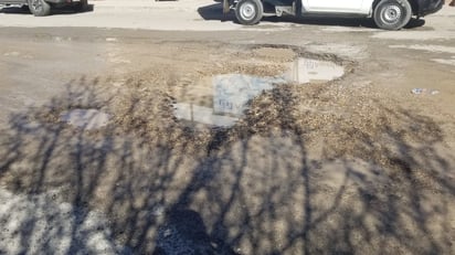 Mega baches en la Lázaro Cárdenas complican vialidad en Piedras Negras: En la concurrida avenida Los Maestros, en el sector Lázaro Cárdenas, las fugas de agua han provocado la formación de baches. 