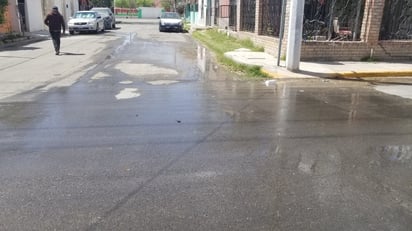 Nueva fuga de agua en la calle Anáhuac compromete el abastecimiento en Piedras Negras: Una nueva fuga de agua fue reportada en la calle Anáhuac, entre las calles Bravo y Jiménez, en el centro de la ciudad.