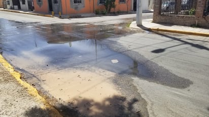 Nueva fuga de agua en la calle Anáhuac compromete el abastecimiento en Piedras Negras: Una nueva fuga de agua fue reportada en la calle Anáhuac, entre las calles Bravo y Jiménez, en el centro de la ciudad.