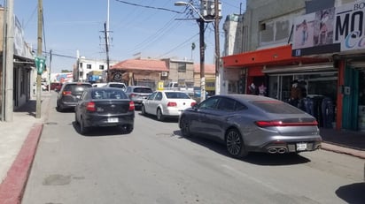 Largas filas en el puente 1 y 2 de Piedras Negras a Eagle Pass: Este fin de semana, los puentes que conectan Piedras Negras con Eagle Pass fueron testigos de largas filas. 