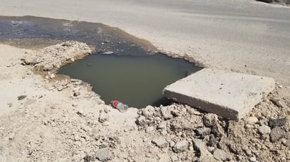 Serio problema de salud por fuga de drenaje en la colonia Santa Teresa: Una grave fuga de drenaje se ha desbordado en la calle Torreón, a la altura de la colonia Santa Teresa, generando malos olores