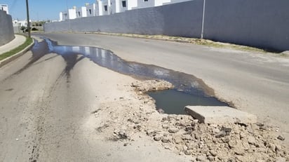 Serio problema de salud por fuga de drenaje en la colonia Santa Teresa: Una grave fuga de drenaje se ha desbordado en la calle Torreón, a la altura de la colonia Santa Teresa, generando malos olores