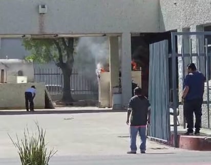 Incendio en unidad médica 79 del IMSS moviliza a bomberos y evacúa a 12 personas: Un incendio en la Unidad Médica Familiar 79 del IMSS en Piedras Negras movilizó a los cuerpos de bomberos. 