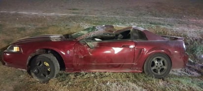 Accidente: Según los informes de emergencia, un Ford Mustang color guindo terminó volcado tras salirse de la ruta asfáltica.