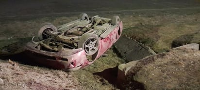 Accidente: Según los informes de emergencia, un Ford Mustang color guindo terminó volcado tras salirse de la ruta asfáltica.