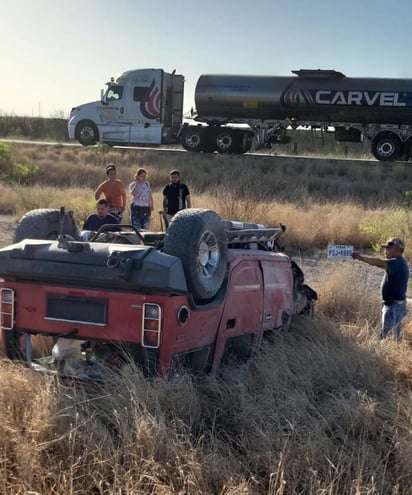 Accidente: El percance ocurrió cuando una camioneta Hummer roja, en la que viajaban las víctimas, volcó violentamente.