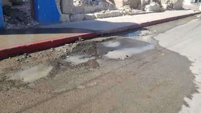 Fuga de Agua en Calle Matamoros Genera Baches y Mala Imagen de la Ciudad: Una fuga de agua en la intersección de las calles Matamoros y Padre de las Casas ha ocasionado la formación de baches