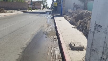 Fuga de Agua en Calle Matamoros Genera Baches y Mala Imagen de la Ciudad: Una fuga de agua en la intersección de las calles Matamoros y Padre de las Casas ha ocasionado la formación de baches