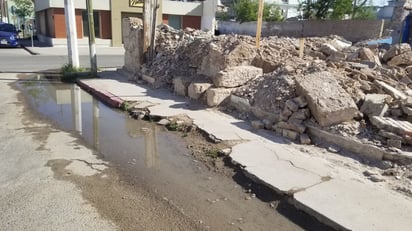 Fuga de Agua en Calle Matamoros Genera Baches y Mala Imagen de la Ciudad: Una fuga de agua en la intersección de las calles Matamoros y Padre de las Casas ha ocasionado la formación de baches