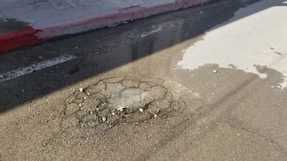 Fuga de Agua en Calle Matamoros Genera Baches y Mala Imagen de la Ciudad: Una fuga de agua en la intersección de las calles Matamoros y Padre de las Casas ha ocasionado la formación de baches