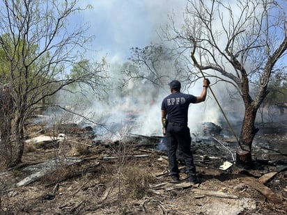 Bomberos de Eagle Pass controlan incendio forestal cerca de viviendas