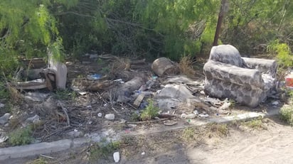 Reportan basurero clandestino en la colonia Buena Vista de Piedras Negras: Habitantes de los sectores Buena Vista e INFONAVIT en Piedras Negras reportaron la aparición de un basurero clandestino.