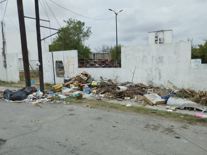 Basurero clandestino en la colonia INFONAVIT preocupa a vecinos: Un basurero clandestino en la calle Río Lerma, de la colonia INFONAVIT en Piedras Negras, ha causado gran preocupación. 