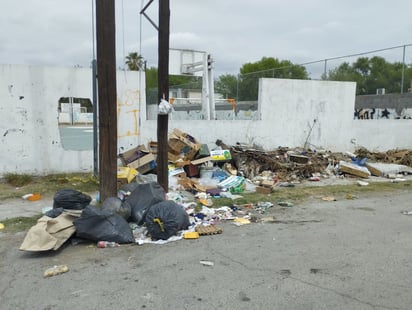 Basurero clandestino en la colonia INFONAVIT preocupa a vecinos: Un basurero clandestino en la calle Río Lerma, de la colonia INFONAVIT en Piedras Negras, ha causado gran preocupación. 