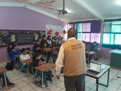 Piedras Negras fomenta el respeto a los derechos humanos en jóvenes estudiantes: La Comisión de Derechos Humanos en Piedras Negras lleva a cabo visitas a las escuelas para educar a los jóvenes .