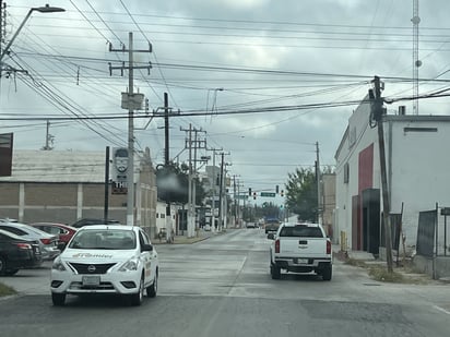 taxistas : De acuerdo con el reporte oficial, el chofer fue localizado por elementos municipales cuando permanecía recostado en el asiento. taxistas : De acuerdo con el reporte oficial, el chofer fue localizado por elementos municipales cuando permanecía recostado en el asiento.