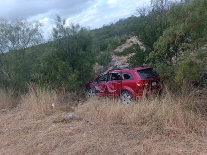 volcadura : Según los reportes iniciales, la conductora de una Dodge Journey se desplazaba a exceso de velocidad. volcadura : Según los reportes iniciales, la conductora de una Dodge Journey se desplazaba a exceso de velocidad.