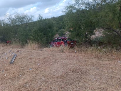 volcadura : Según los reportes iniciales, la conductora de una Dodge Journey se desplazaba a exceso de velocidad.