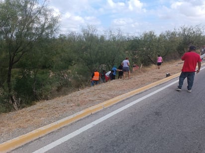 volcadura : Según los reportes iniciales, la conductora de una Dodge Journey se desplazaba a exceso de velocidad.